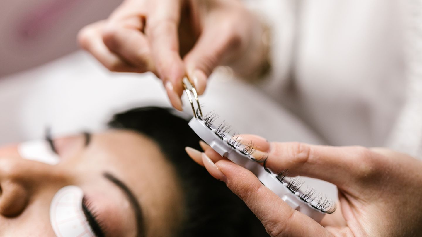 Comment enlever des extensions de cils efficacement et sans risques - Beaute Serenite