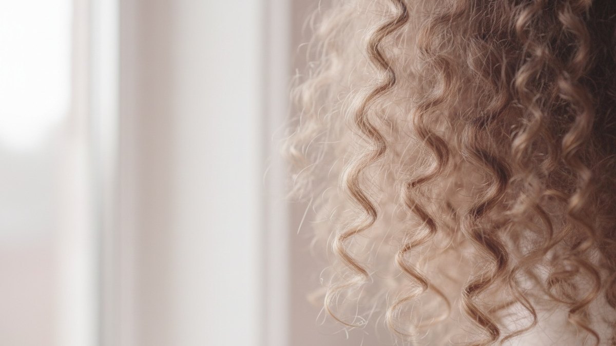 Mèches de cheveux poreux qui gonflent au contact de l'humidité ambiante